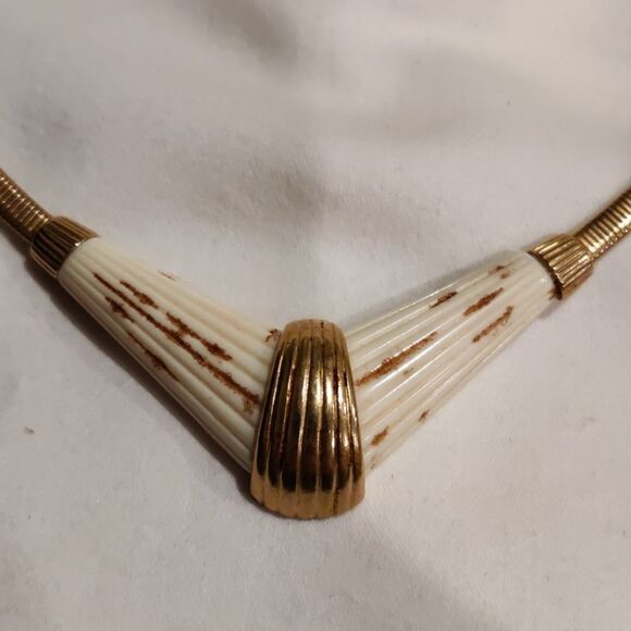 Goldtone with acrylic necklace - Picture 3 of 4
